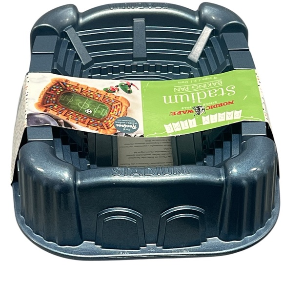NWT Nordic Ware Stadium Bundt Pan - Picture 4 of 12
